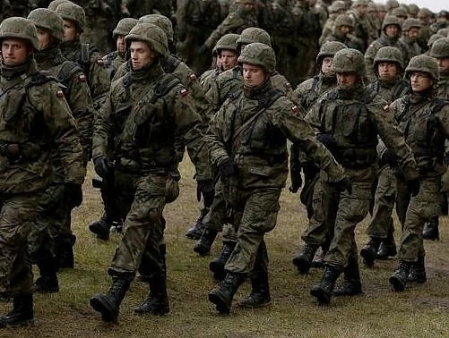 Полша въвежда военно обучение в училищата