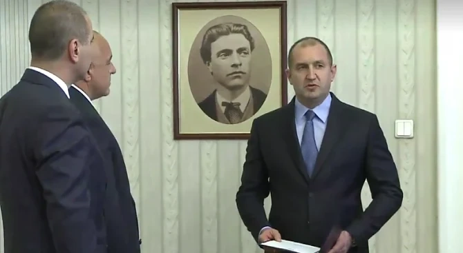 Президентът Румен Радев връчи мандата на Бойко Борисов  