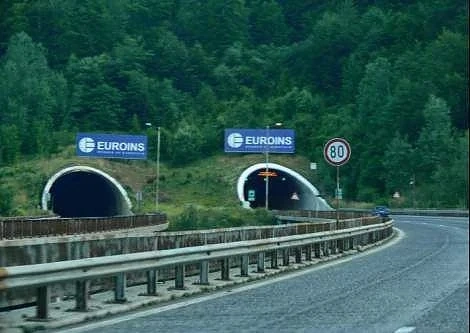 Пуснаха движението през тунел \