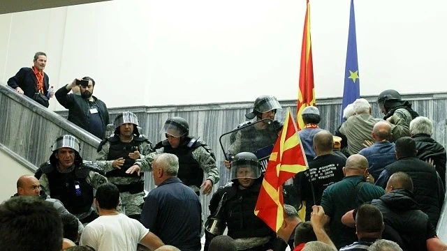Протестиращи нахлуха в македонския парламент