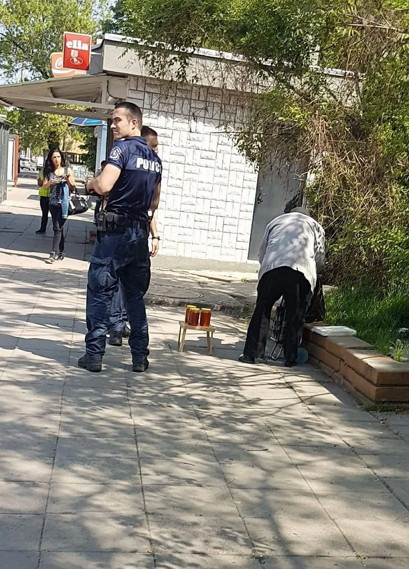 Срам! Полицията подгони дядо за търговия с 3 буркана мед