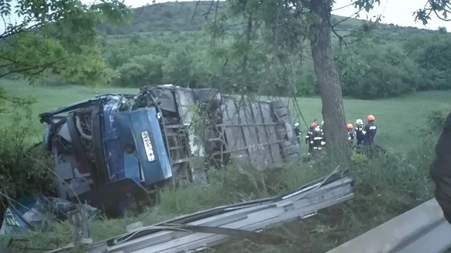 Автобус с хора се преобърна! Има ранени  