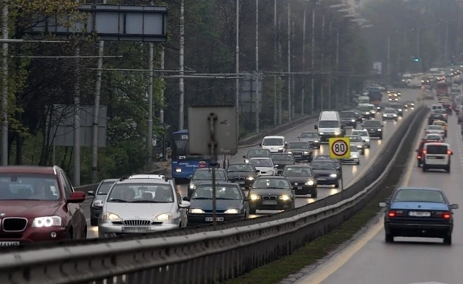 Между 50 000 и 100 000 автомобила се очаква да напуснат столицата днес