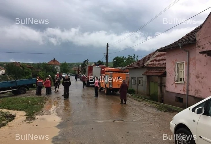 Проливният дъжд наводни десетки къщи във Врачанско