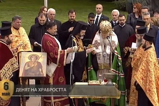 Патриарх Неофит извърши тържествен водосвет на бойните знамена (СНИМКИ)