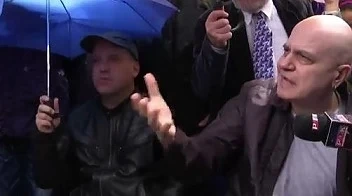 Слави отново протестира пред парламента. Захапа Марешки и патриотите 