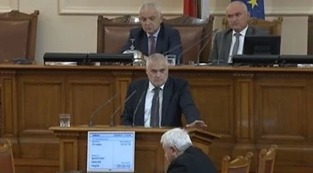 Депутатите с рекорд. Работиха днес 23 минути