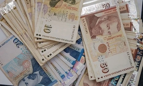 Ученици върнаха намерени 3000 лева