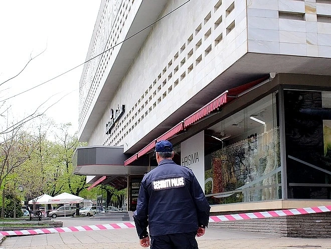 Сигнал за бомба затвори британски колеж