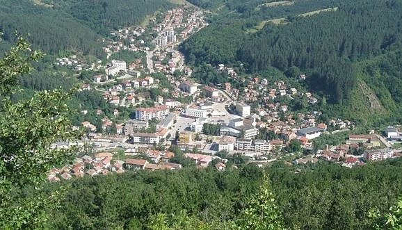 „Зелените“ оплетени в бизнес схеми в Трън	