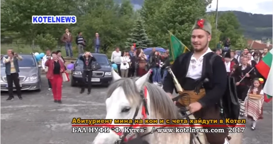 Абитуриент отиде с коня на бала 