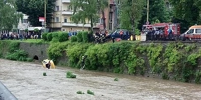 Такси падна в река Янтра в Габрово. Ранено е момиче (СНИМКИ)