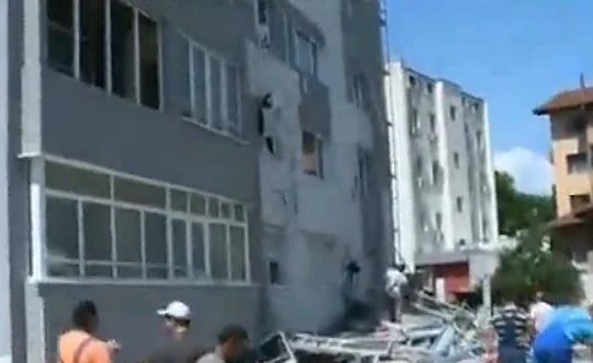 Рухна строително скеле в Благоевград, по чудо няма жертви 