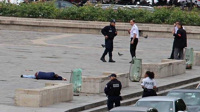 40-годишен докторант от Алжир е нападателят над полицай в Париж 