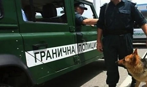 Спипаха петима мигранти в камион 
