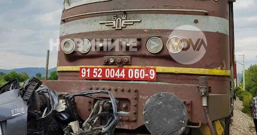 Влак размаза кола край Казичене    