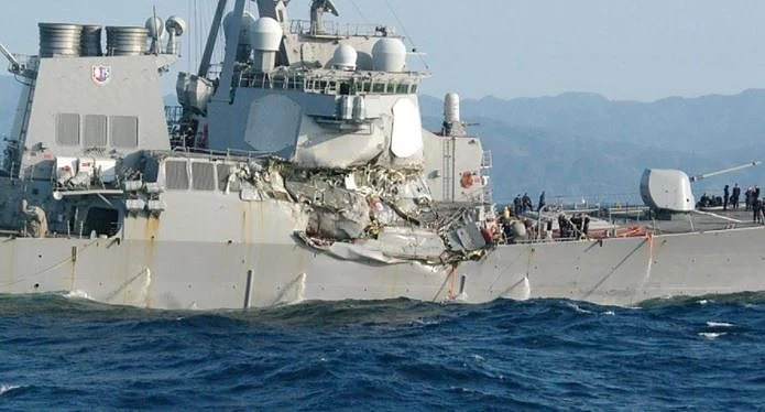 7 американски моряци са в неизвестност след удар на военен кораб с търговски