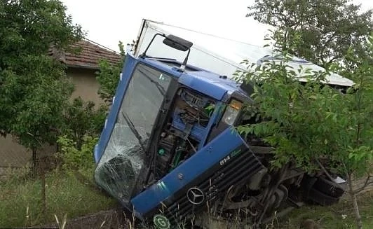 За пореден път: Тир се вряза в ограда на къща в монтанско село