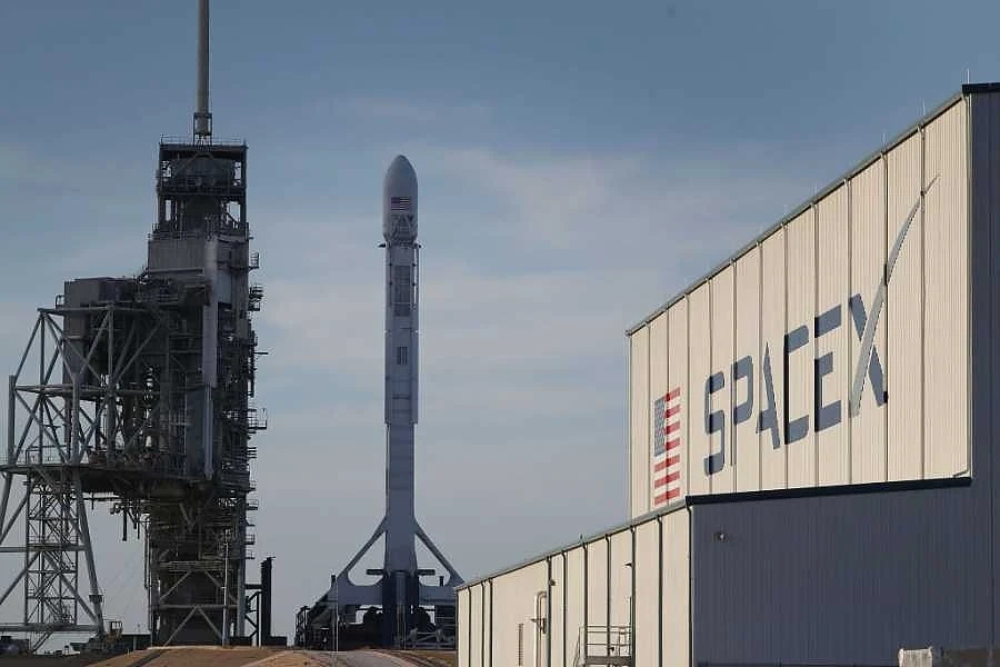 SpaceX тестваха двигателите на ракетата с българския сателит