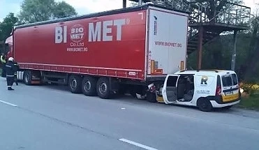 Кола се вряза в задната част на тир, шофьорът й загина (СНИМКИ)