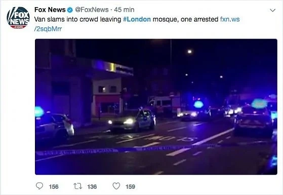 Бус се вряза в джамия в Лондон 