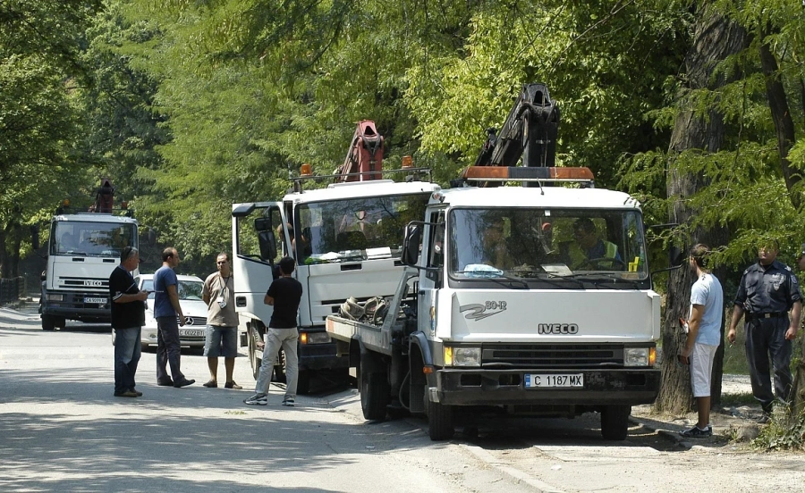 Вдигат всички коли от тревните площи в \