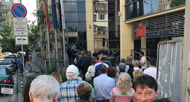 Вижте как държавата се бори с бюрокрацията - с опашки!