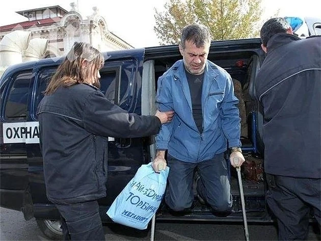 Златистия влиза в затвора