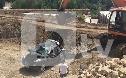 Румънци пропаднаха с автомобила си в 6-метров изкоп в Арбанаси (СНИМКИ)