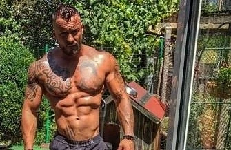 Митака от „София ден и нощ“ поля доматите гол (СНИМКИ +18) 