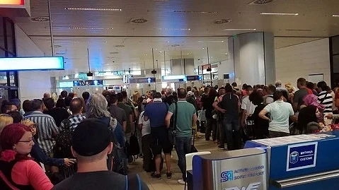 Вижте опашките на летище София. Оставки още няма