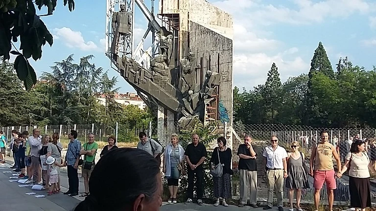 Направиха жива верига пред паметника на НДК