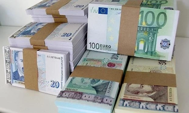 Пачки с пари шокираха пътниците в автобус 204 в София (СНИМКА)  