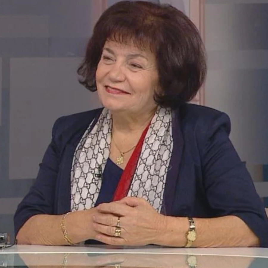 Вижте шефката на учителите Янка Такева - накичена със злато