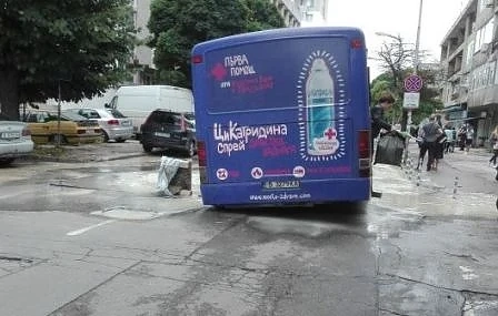 Автобус на градския транспорт във Варна пропадна в дупка на пътя (СНИМКИ)