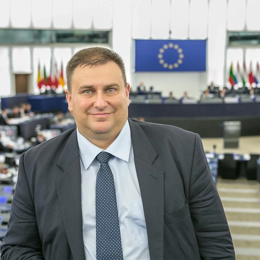 Емил Радев: Измамите с евро пари са към своя край  