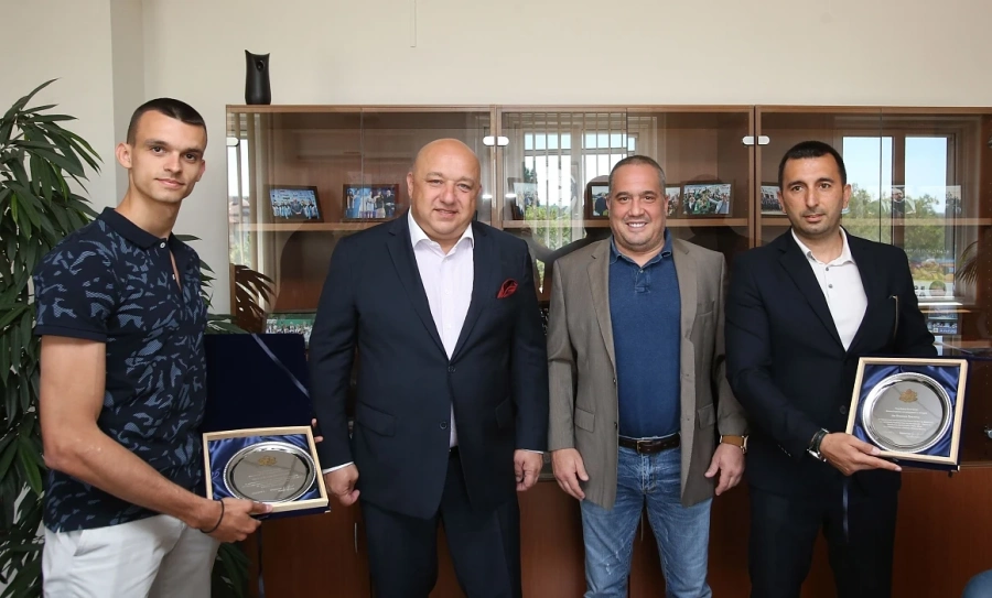 Кралев награди Владимир Далаклиев