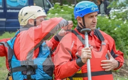 Румен Радев се пусна с рафтинг лодка в бурните води на Струма