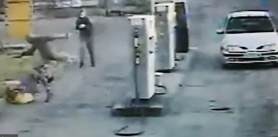 Обир и побой на бензиностанция посред бял ден (ВИДЕО)