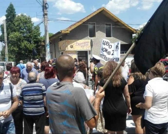 Жители на Варвара блокираха пътя за Велинград 