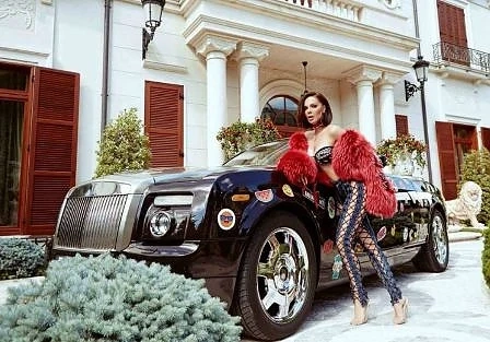 Philipp Plein отвари вратите на имението си в Кан за снимките на клипа на Галена (СНИМКИ)
