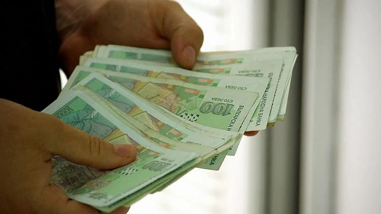 Бюджетната комисия реши: Плащанията в брой ще са до 5000 лв. от 2018 г.