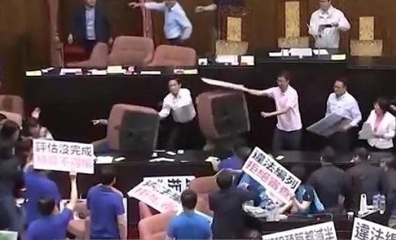 Масов бой в парламента на Тайван 