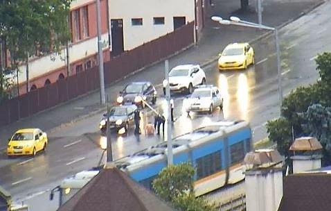 Гол мъж пред колите на бул.”България” в София (СНИМКИ)