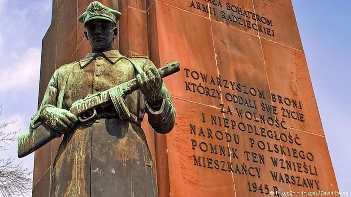 Полша одобри закона за премахване на съветските паметници  