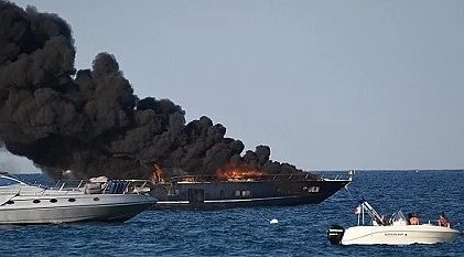 Яхта за милиони евро изгоря в Сен Тропе (ВИДЕО+СНИМКИ) 