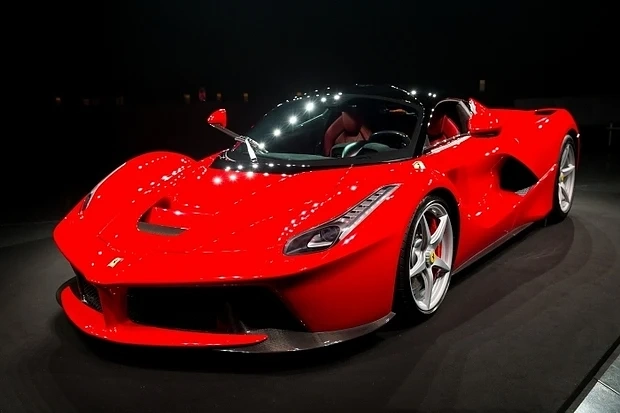 Работещите във Ferrari, нямат право да си купуват Ferrari 
