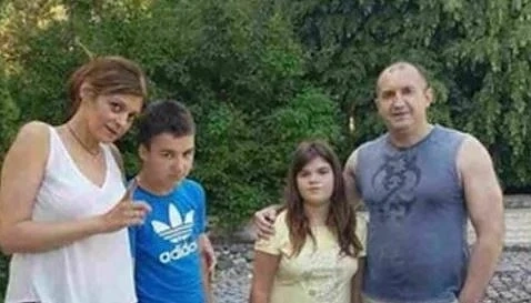 Фейсбук завря: Президентът „шляпа бос” в резиденция Бояна (СНИМКА)