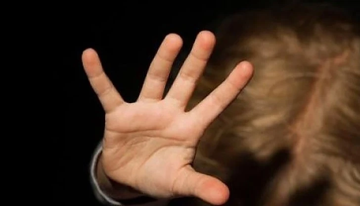 Баща блудства с 5-годишната си дъщеря 