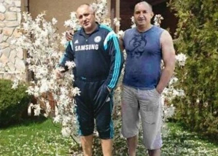 Шеги в социалните мрежи след снимката на Радев - бос и по потник (СНИМКИ) 